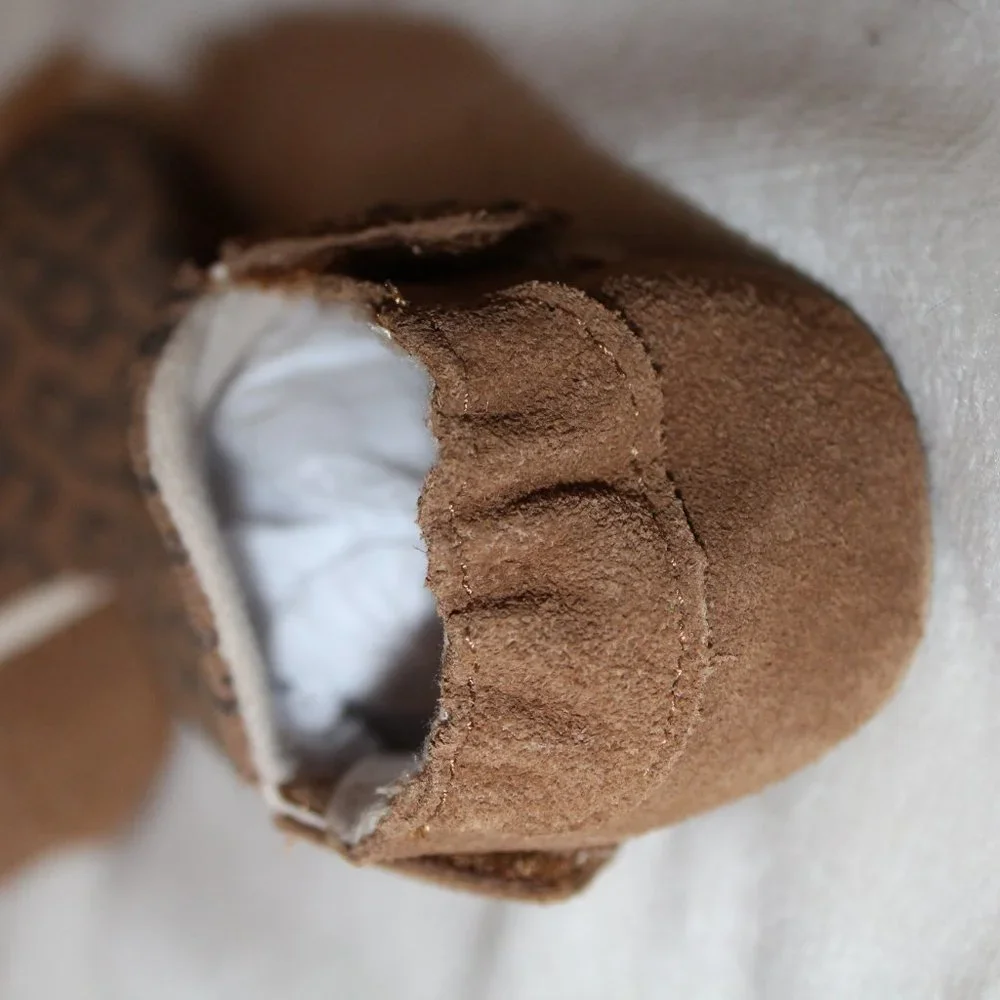 NIB UGG INFANT UNISEX BOYS GIRLS SUEDE LOGO CRIB‎ SHOES CHESTNUT